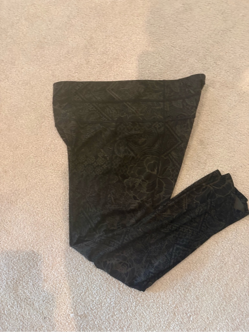 Athleta Salutation Stash Pocket 7/8 Leggings Black Floral Print Size Medium